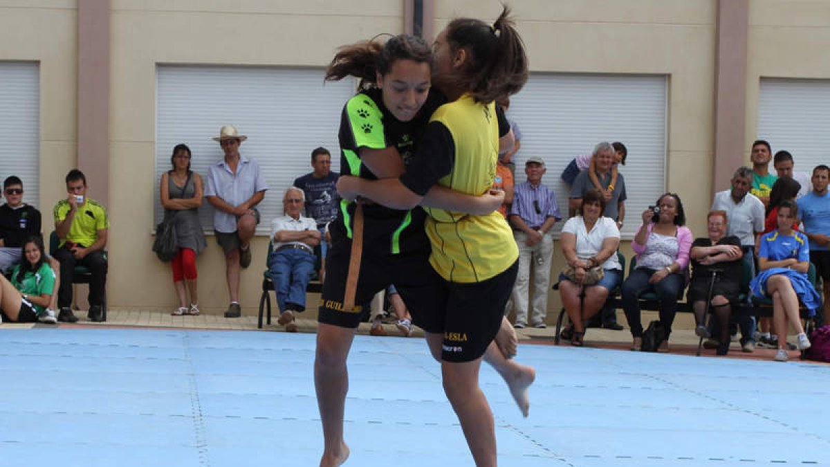 Las gemelas Edili y Paula García, luchadoras de Puente Almuhey, dos valores de luche en la disciplina del Club San Guillermo.