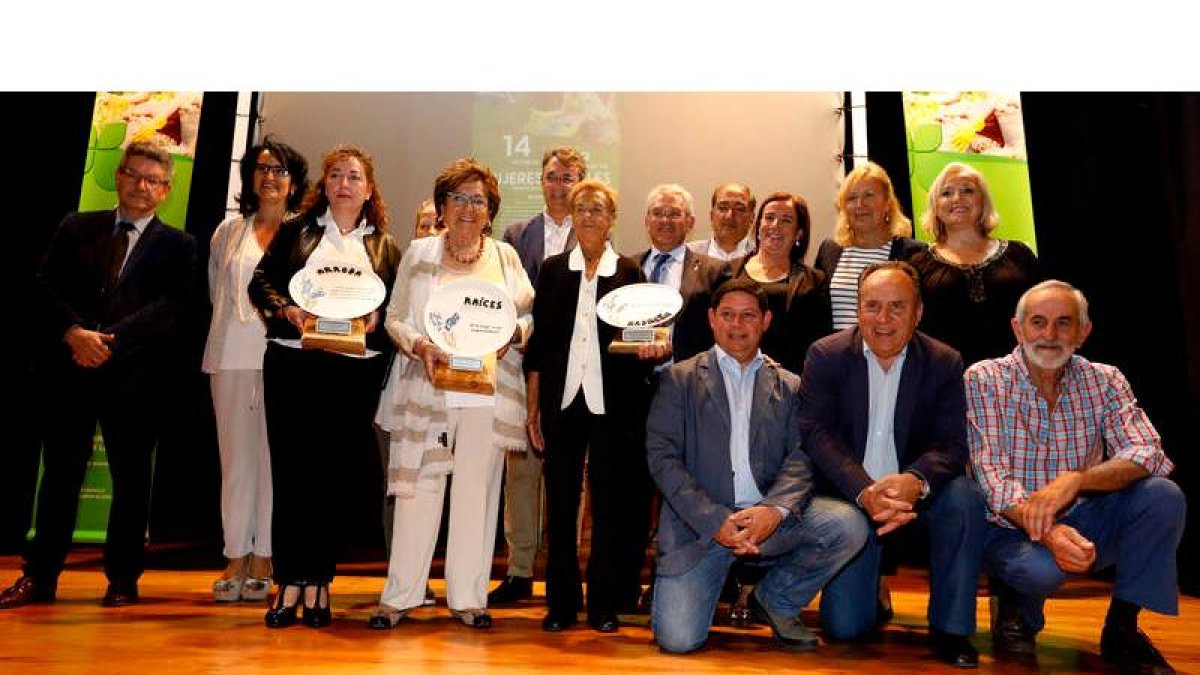 Las premiadas, con las autoridades provinciales y locales, durante el acto que se celebró ayer en la casa de cultura de Valencia de Don Juan. MARCIANO