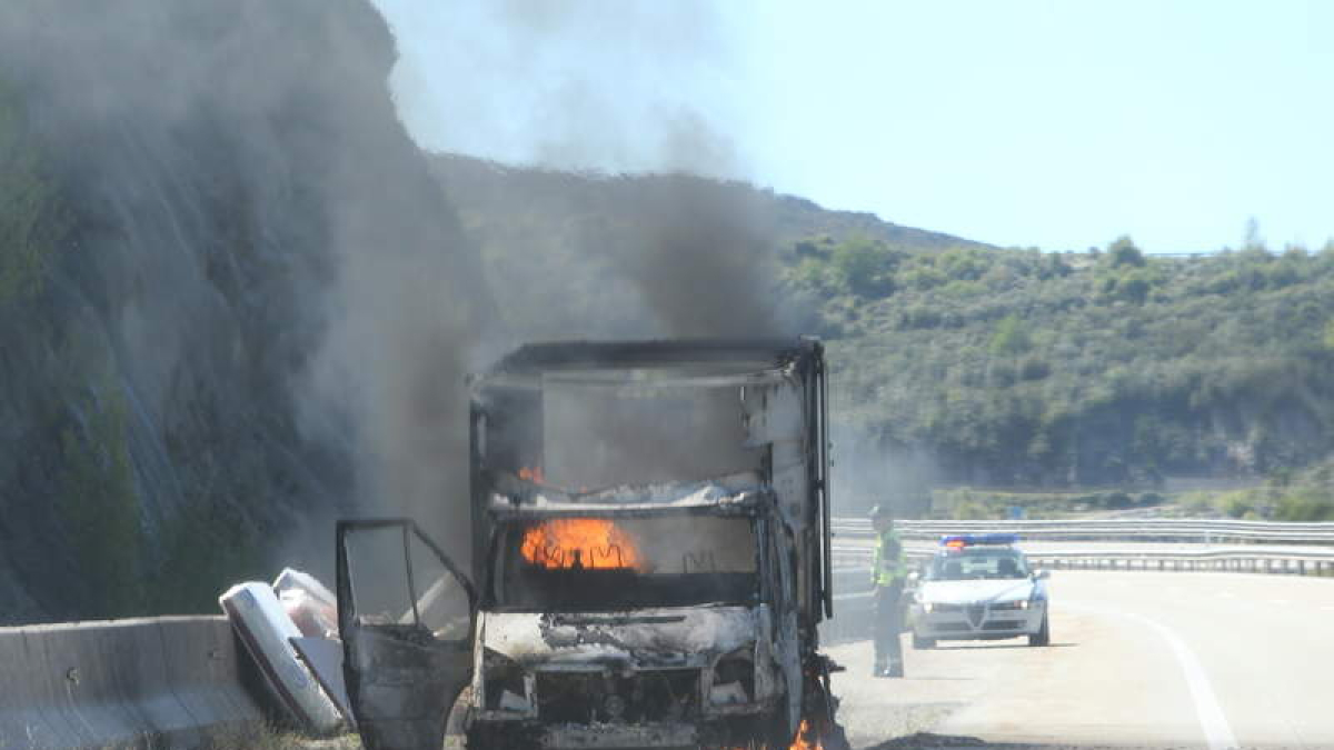 Estado en el que quedó el vehículo tras el incendio originado por causas desconocidas