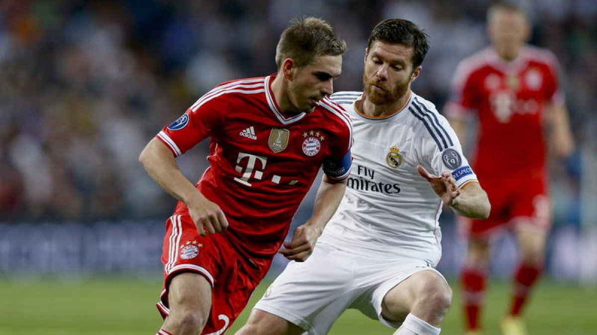 Xabi Alonso, a la derecha, disputa un balón con el defensa del Bayern de Múnich Philipp Lahm durante un lance del partido.