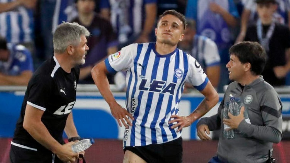 El fisioterapeuta leonés y exculturalista Javier Elorrieta atiende a Nahuel Tenaglia. DAVID AGUILAR