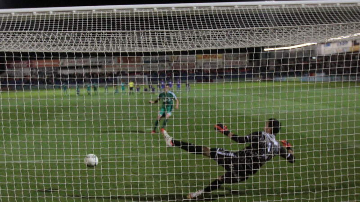 Urko Vera logra el gol decisivo al marcar el último penalti de la tanda entre la Deportiva y el Huesca.