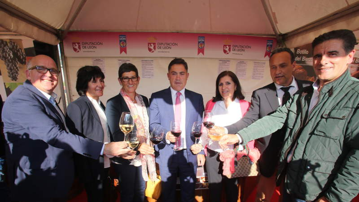 Óscar Ramos, Eugenia Alba, Loli Amigo, Marcos Martínez, Misericordia Bello, Alfonso Arias y Pedro García. Los presidentes de las DO e IGP brindan con el presidente de la Diputación y del Consejo Comarcal.