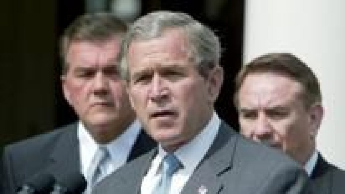 El presidente Bush realizando unas declaraciones tras firmar la nueva legislación antiterrorista