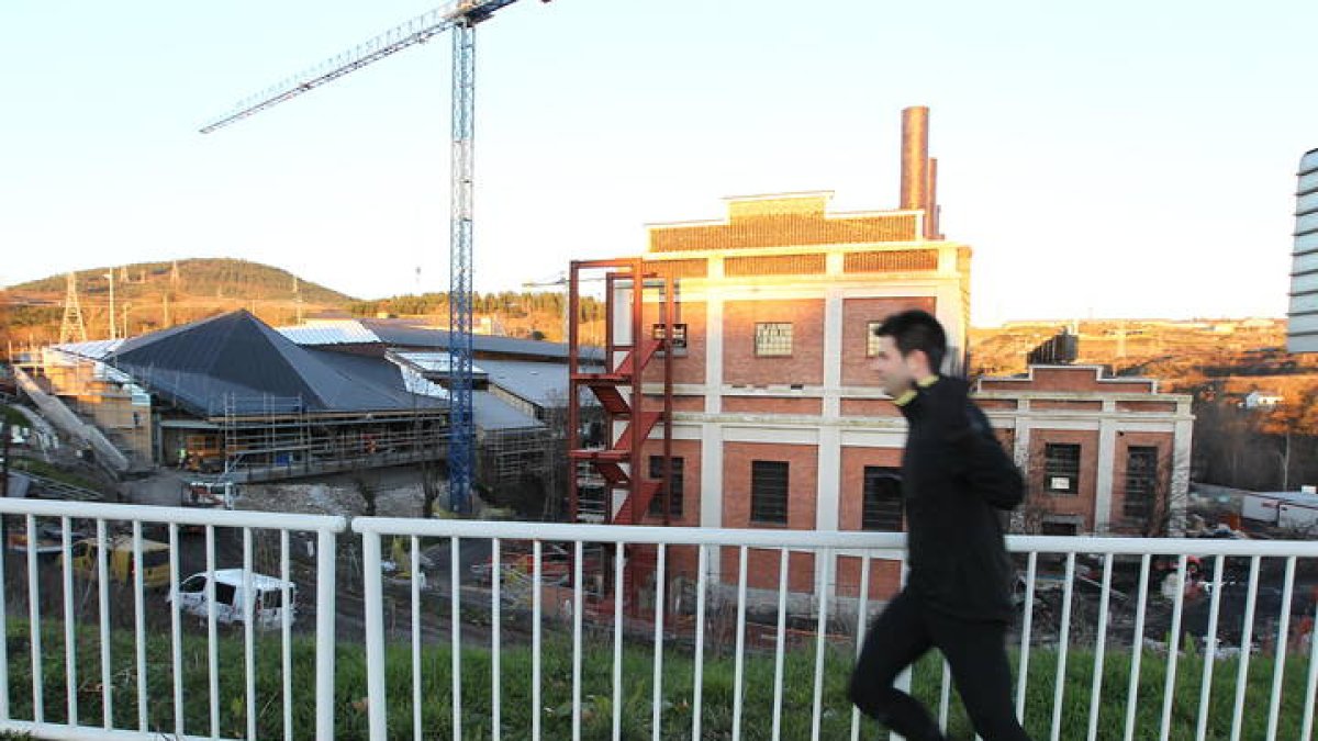 Un hombre haciendo footing en Ponferrada. LUIS DE LA MATA