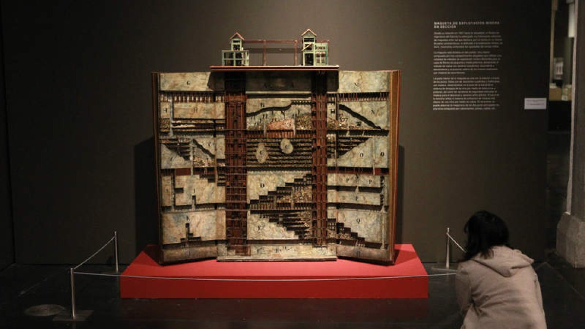 Vista de una maqueta de explotación minera en sección que forma parte de la exposición.