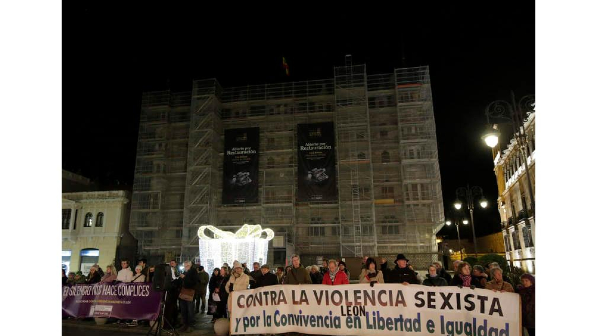 La Plataforma contra la Violencia Machista se concentró en Botines. F. OTERO