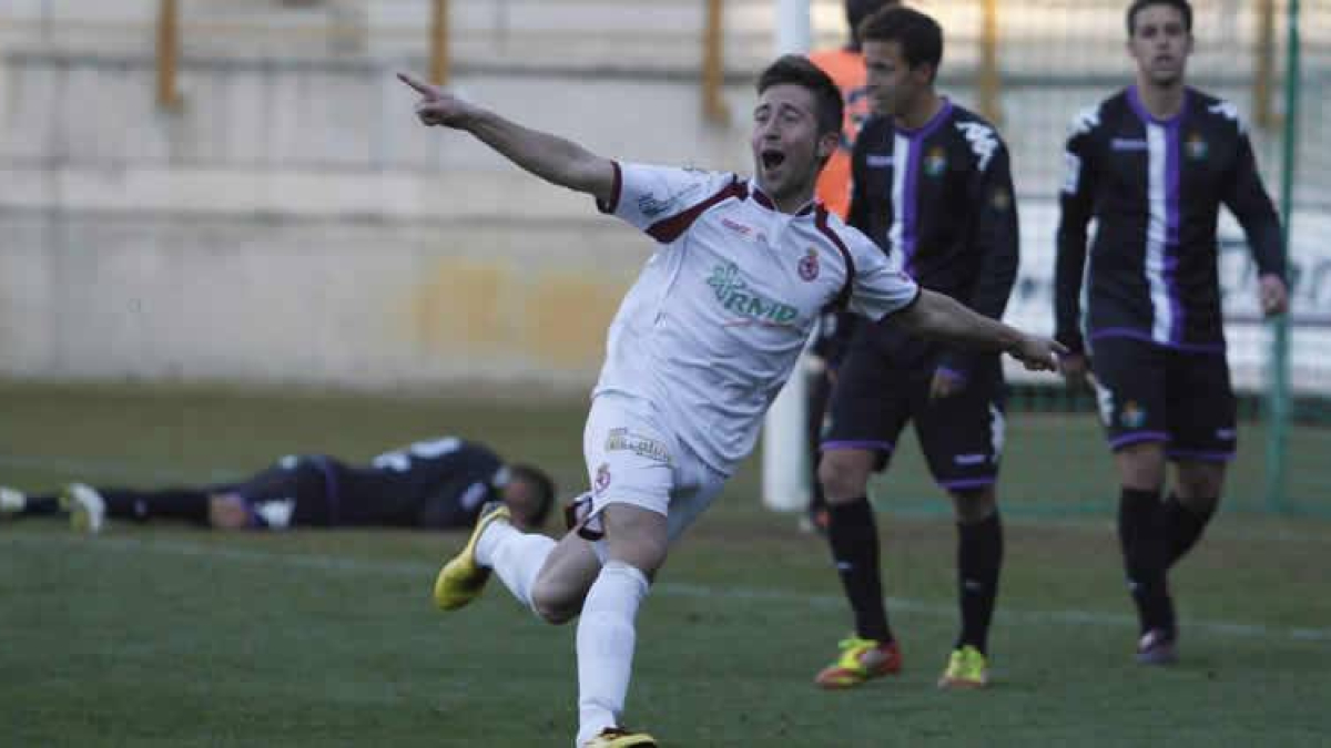 Jony Lomas celebra el gol del empate culturalista para desesperación de los jugadores del Valladolid B, que ya tenían la victoria y los tres puntos muy cerca de su casillero particular.