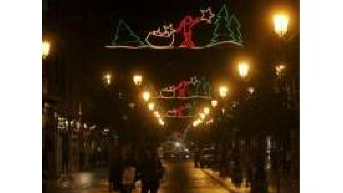 La foto tomada ayer noche muestra un detalle lumínico navideño