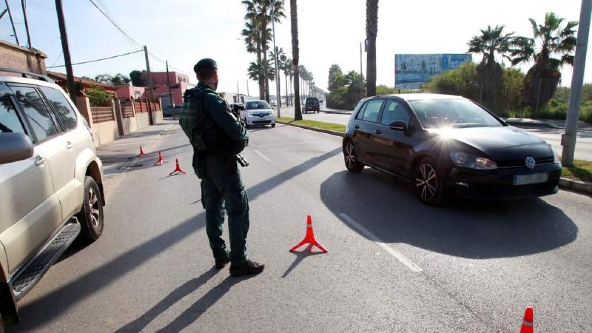 Agentes de refuerzo en los controles policiales de La Línea de la Concepción. EFE