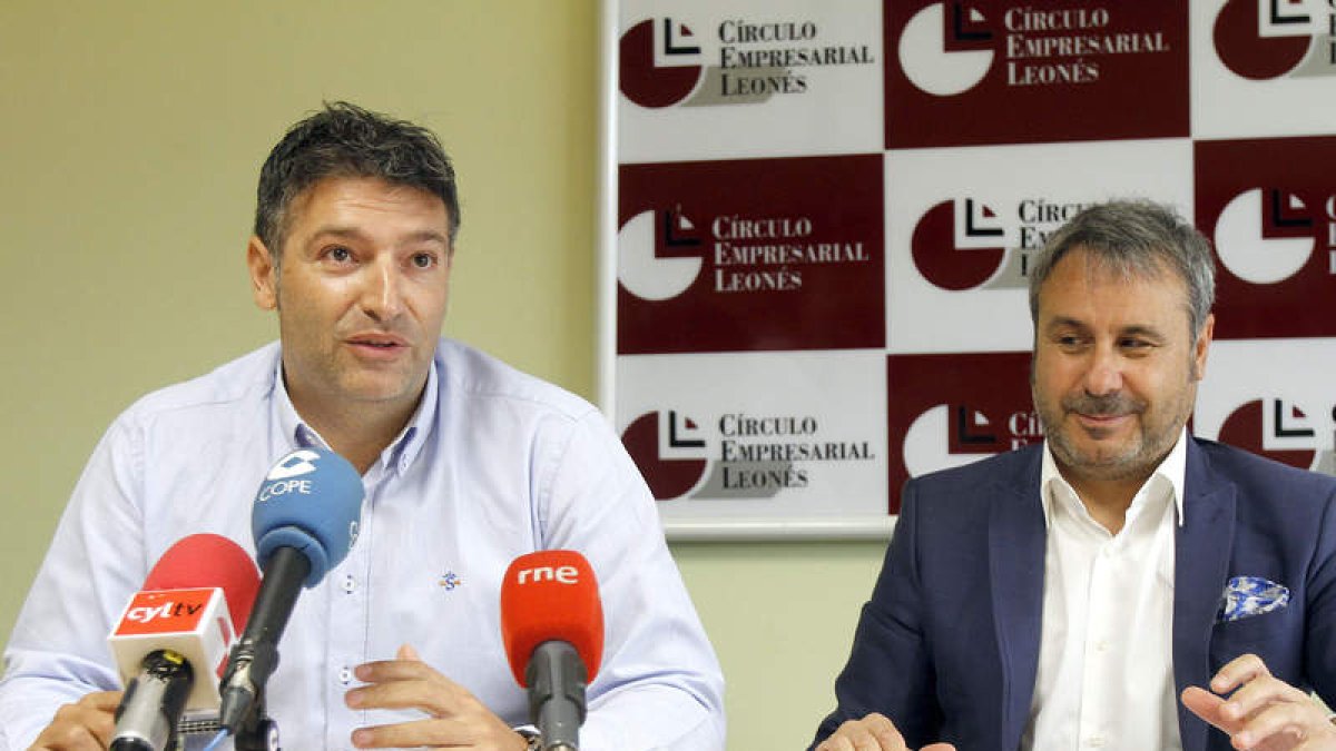 Julio César Álvarez y Jesús Riol, ayer en el CEL.
