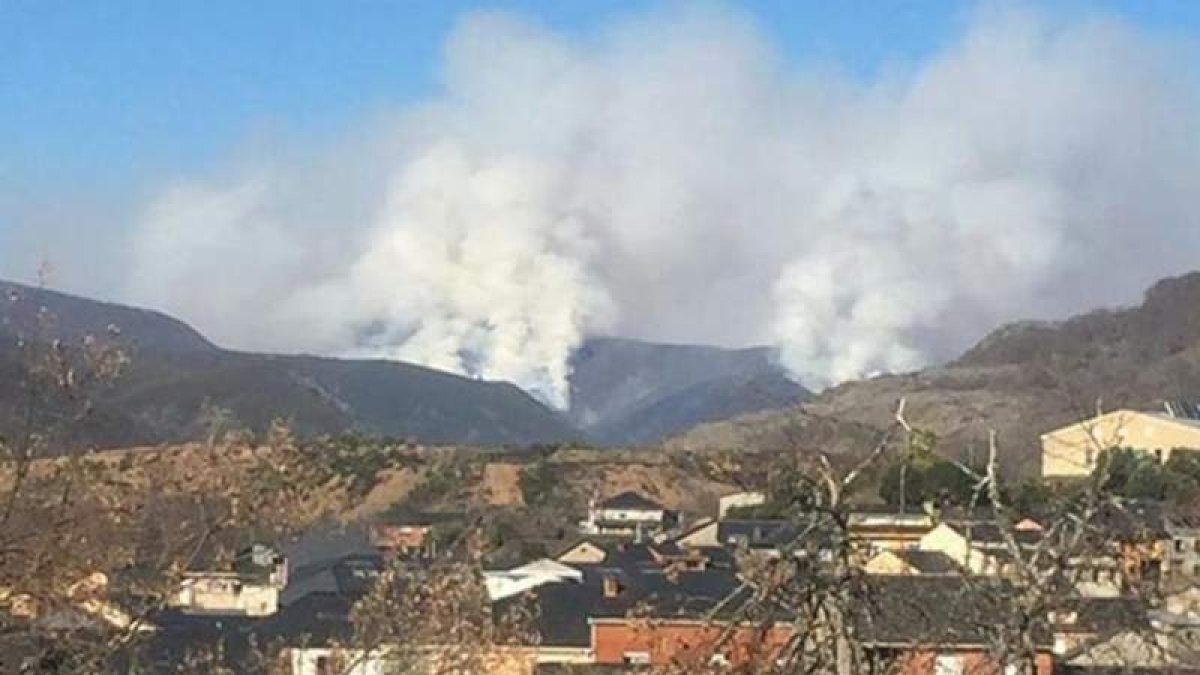 El fuego visto desde Palacios del Sil.