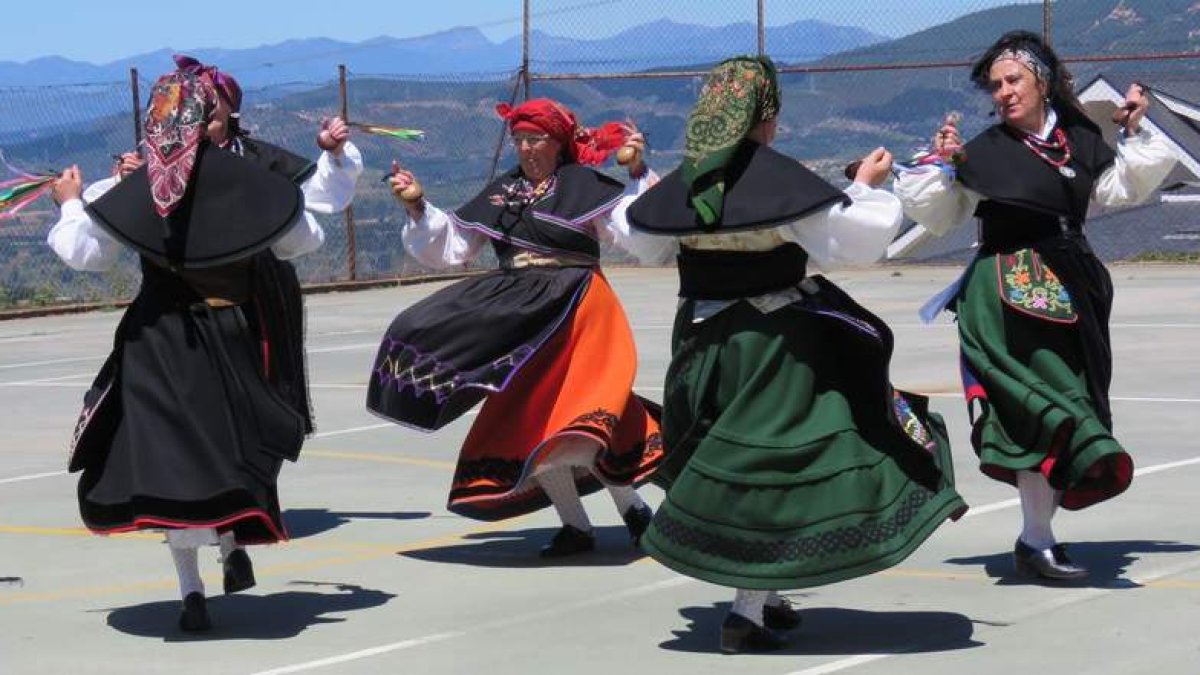 Un grupo de mujeres baila en honor a Santiago Apóstol en Turienzo Castañero. CEBRONES