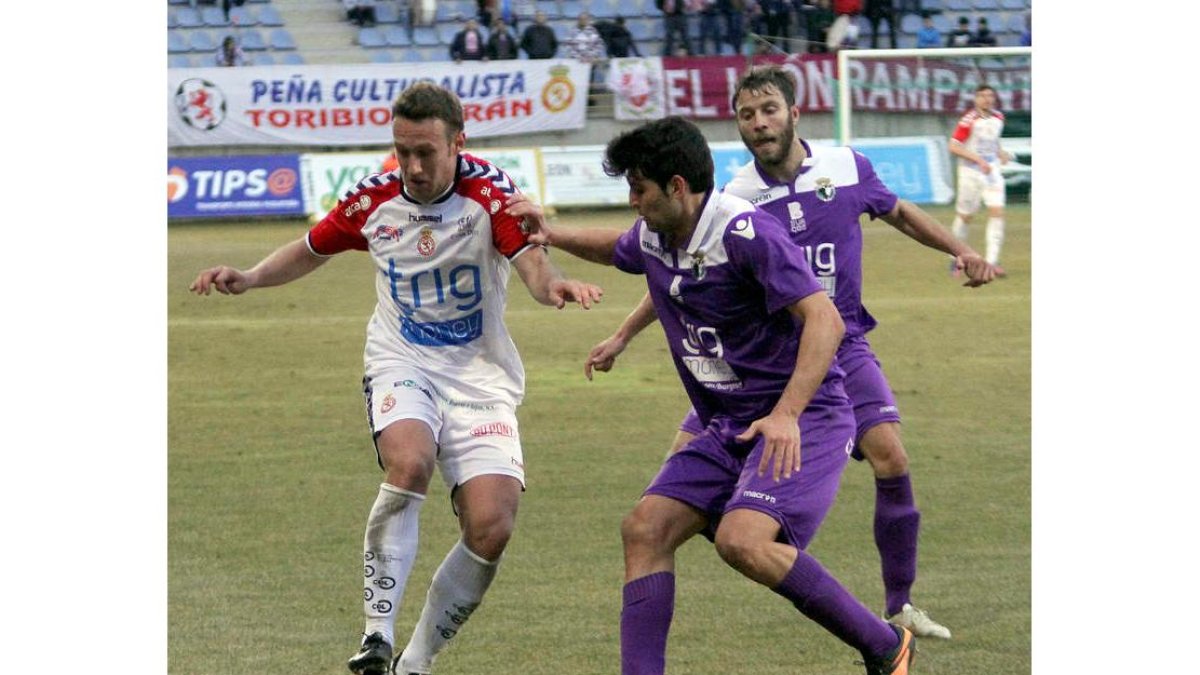 El delantero de la Cultural Isaac Aketxe siempre estuvo muy vigilado por la defensa del Burgos CF