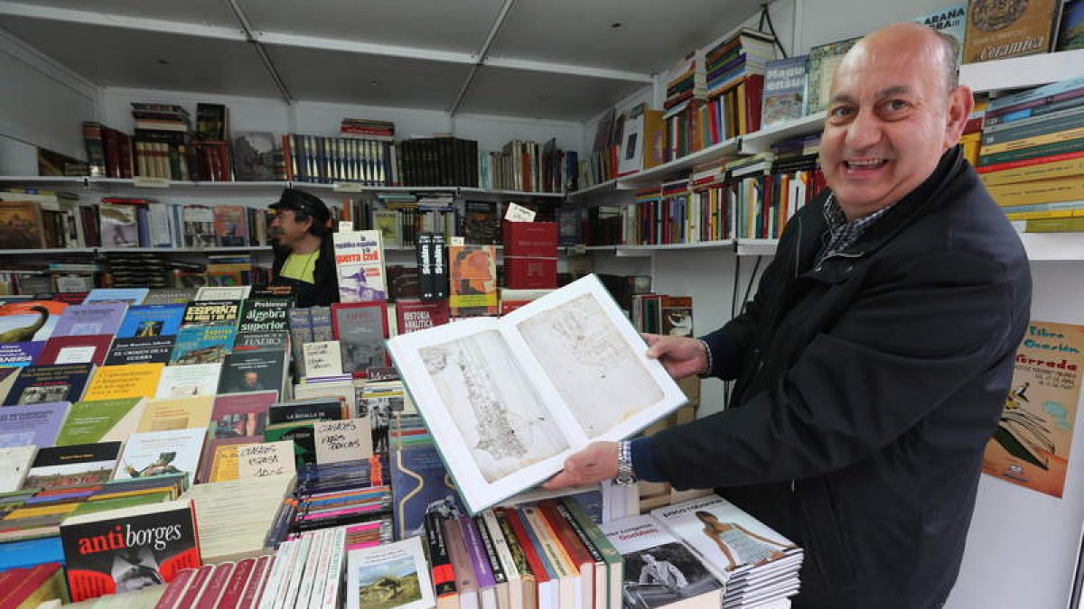Uno de los libreros presentes en la feria muestra un ejemplar del Quijote. L. DE LA MATA