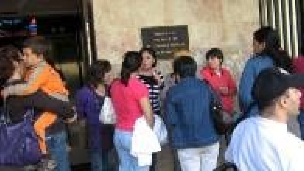 Los padres, durante la protesta a las puertas del Ayuntamiento