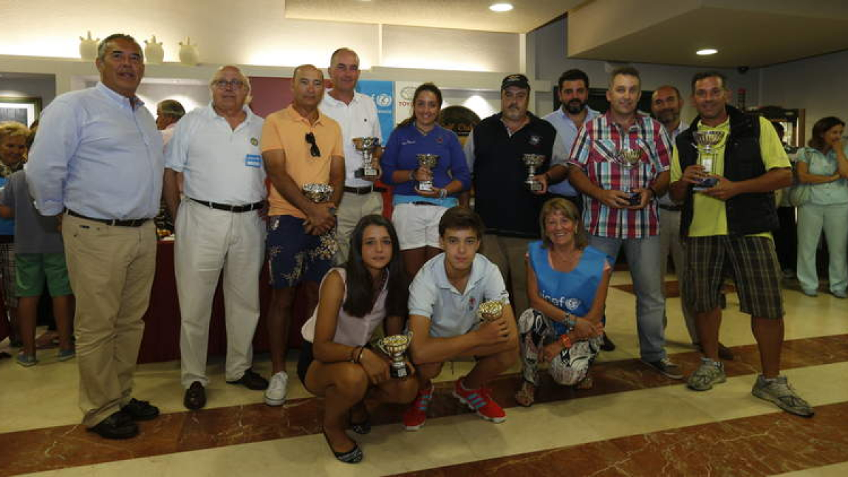 Foto de familia de los participantes el pasado fin de semana en el torneo disputado en el León Club de Golf