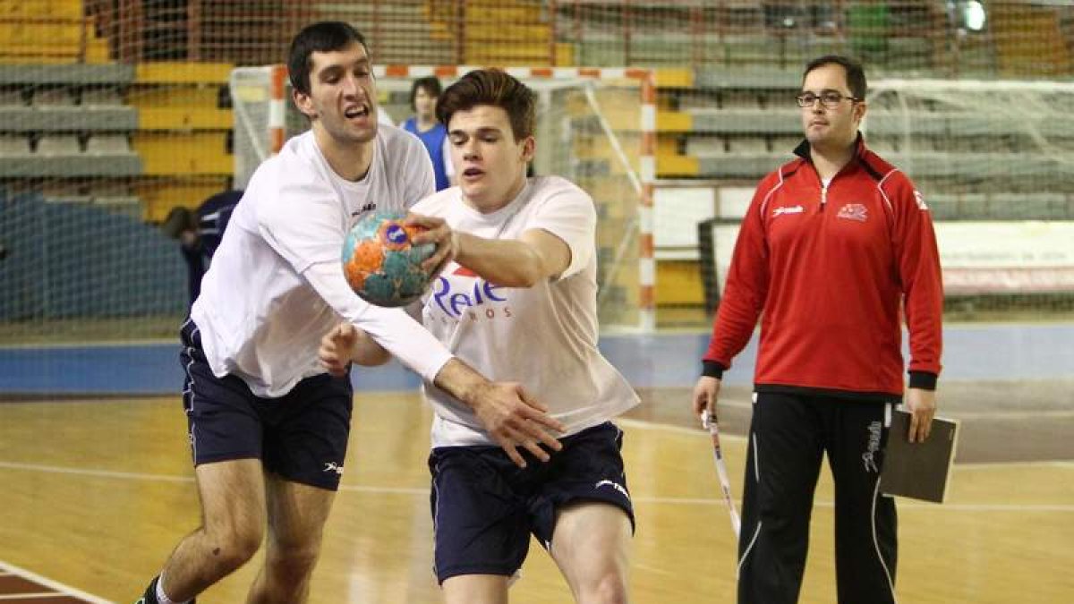 Dacevic y Mario López, con Dani Gordo detrás, durante un entrenamiento.