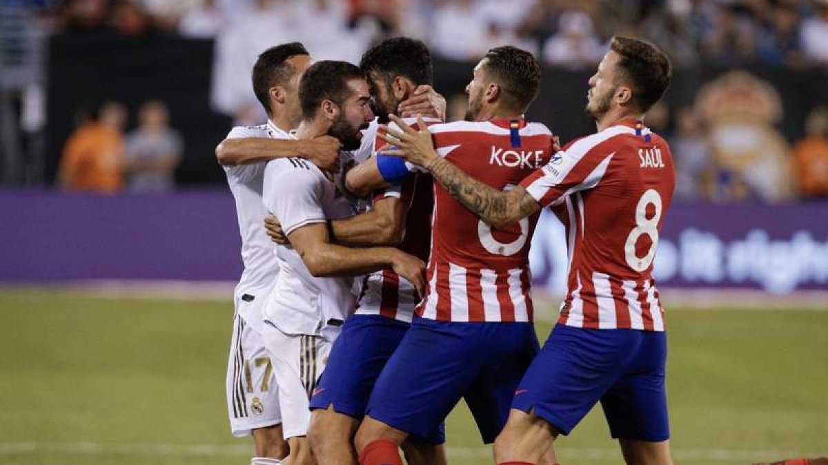 Aunque era un amistoso, Nacho y Costa, autor de cuatro goles, acabaron expulsados. KENA BETANCUR