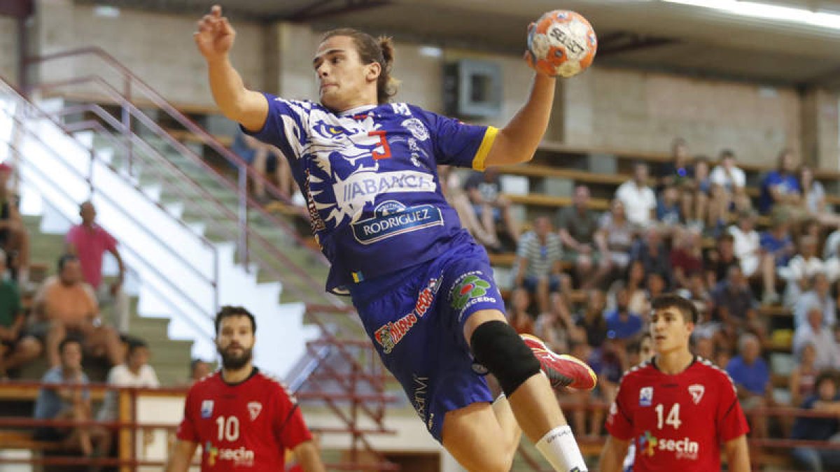 Mario López ha dejado atrás sus problemas musculares y está listo para el debut liguero. JESÚS F. SALVADORES