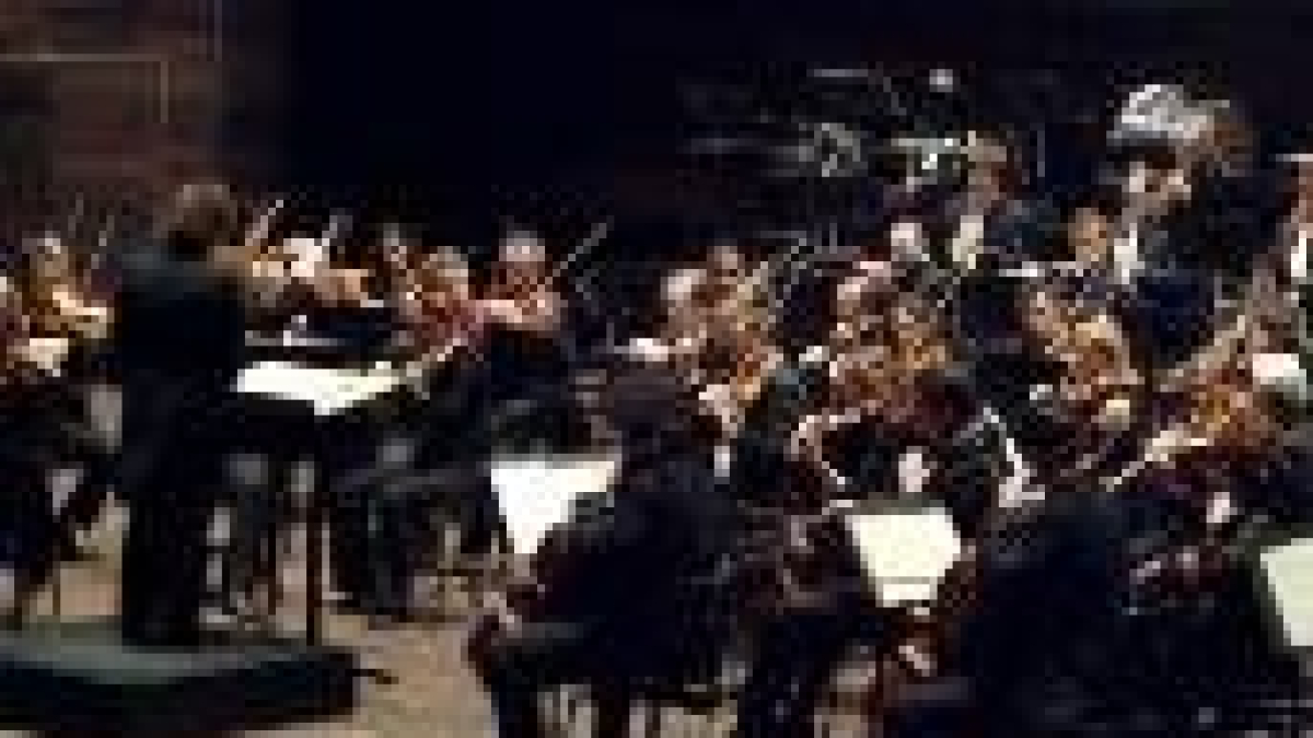 Serebrier dirigiendo a la Sinfónica de Barcelona en el Auditorio de León