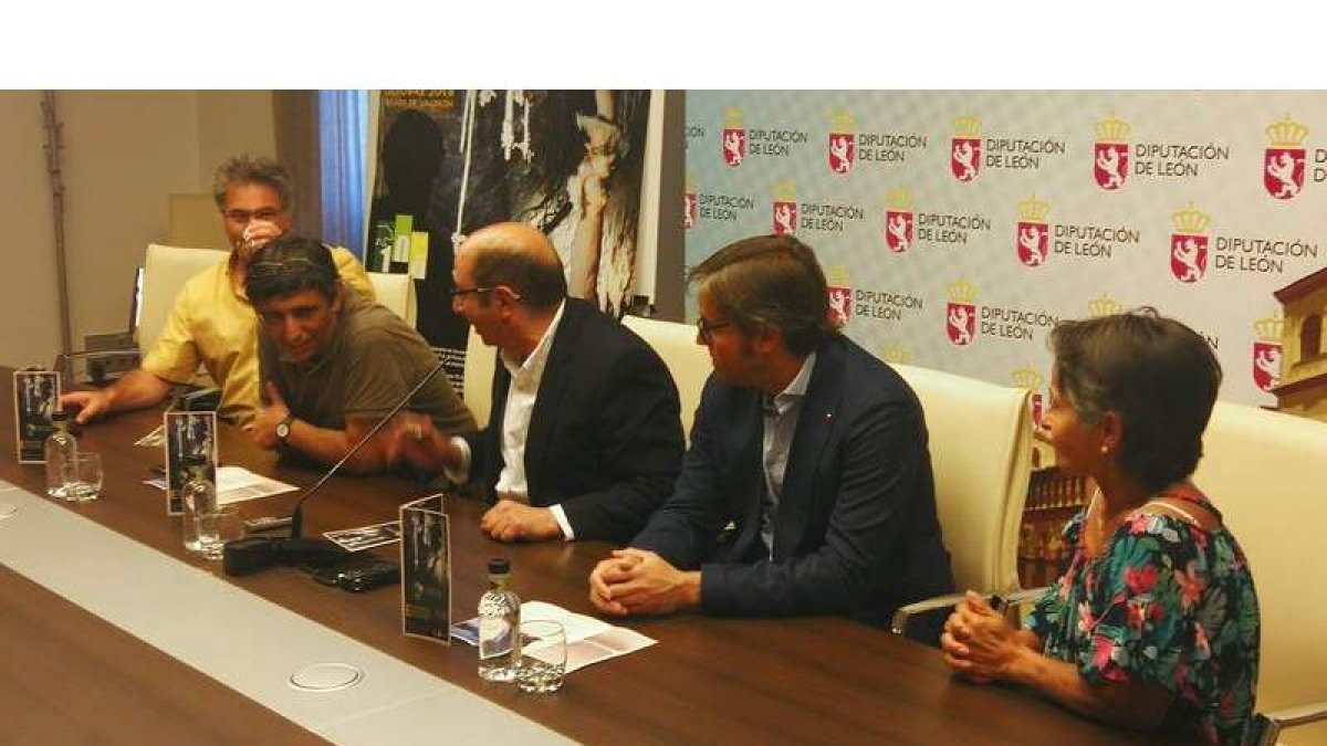 Los organizadores de las jornadas, junto al vicepresidente de la institución, Francisco Castañón, y el diputado de Deportes, Emilio Orejas. DL