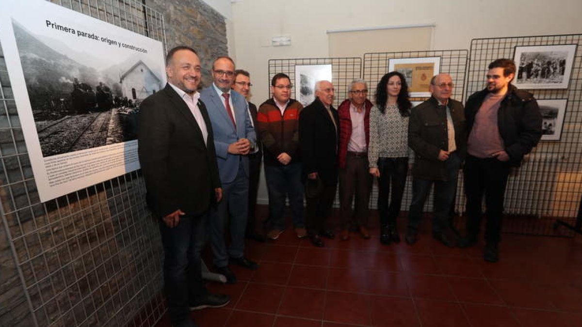 Autoridades locales y comarcales, promotores de la muestra y colaboradores, ayer. ANA F. BARREDO