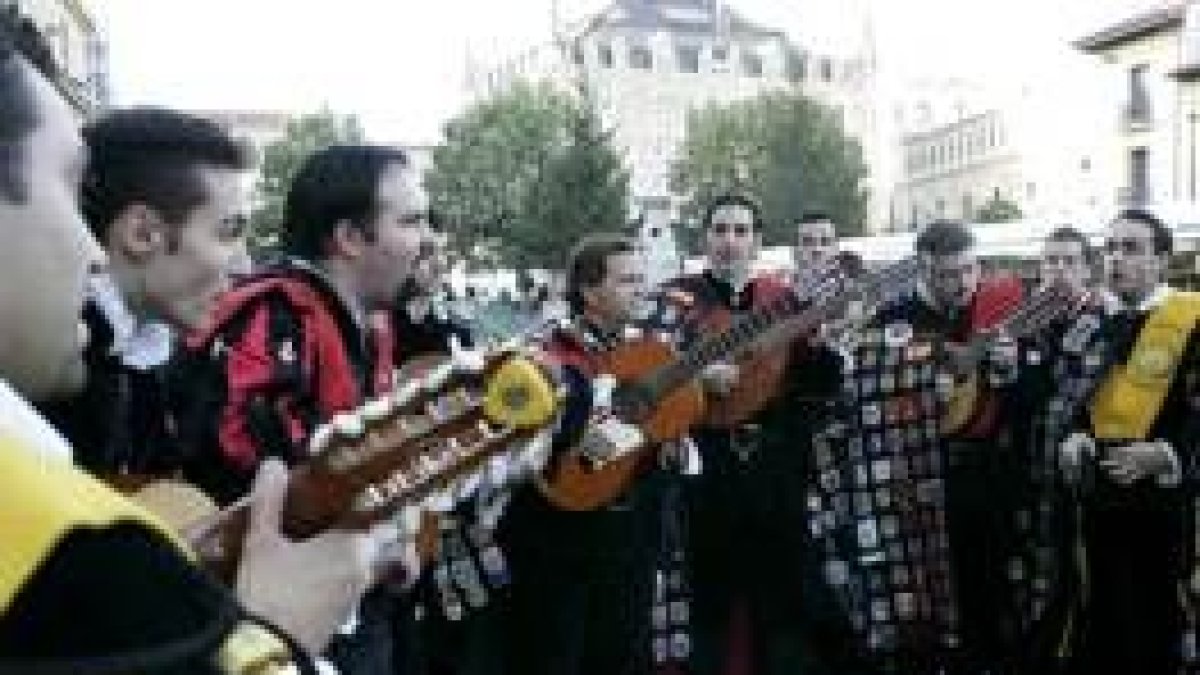 Los participantes en el Certamen de Tunas de León, durante el pacalles por el centro de la ciudad