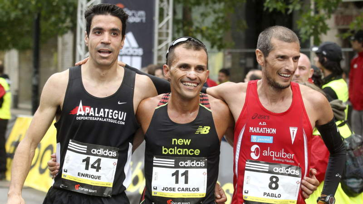 Kike Fernández Pinedo (dorsal 14) finalizó tercero en la Behobia-San Sebastián en la que Álex Martínez era cuarto