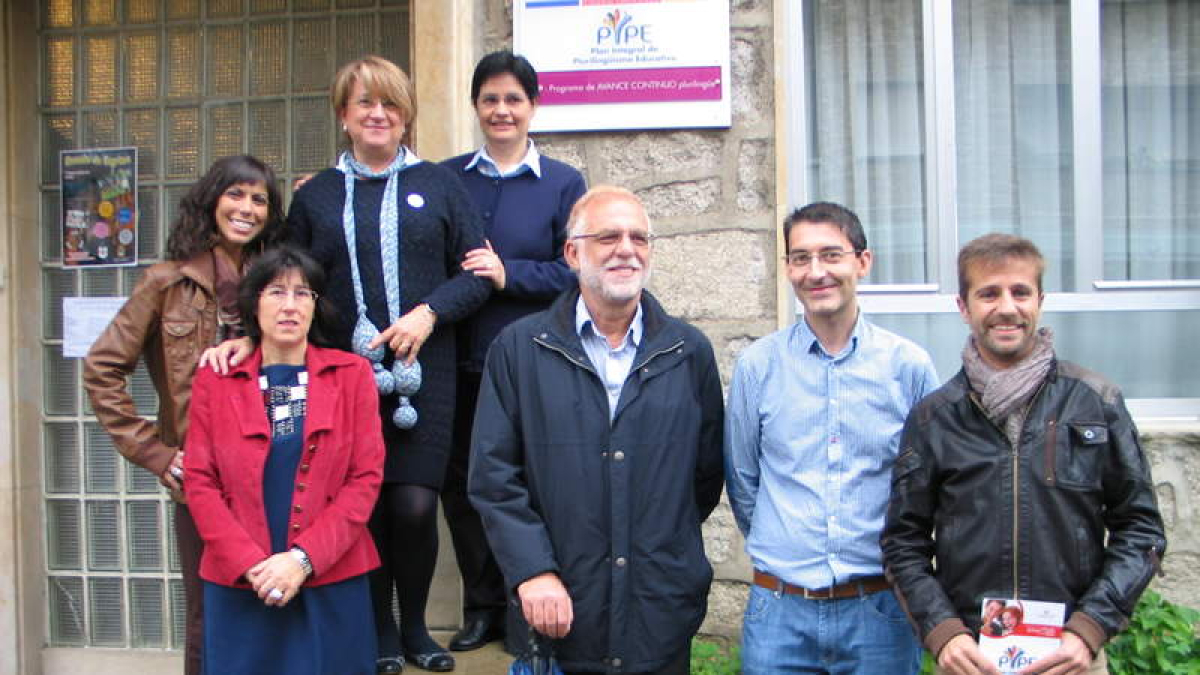 Roldán Maza, junto a miembros de la comunidad educativa.
