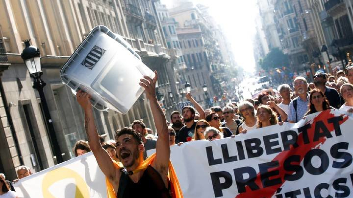 Imagen de una de las manifestaciones que se desarrollan en estos momentos en Barcelona. QUIQUE GARCÍA