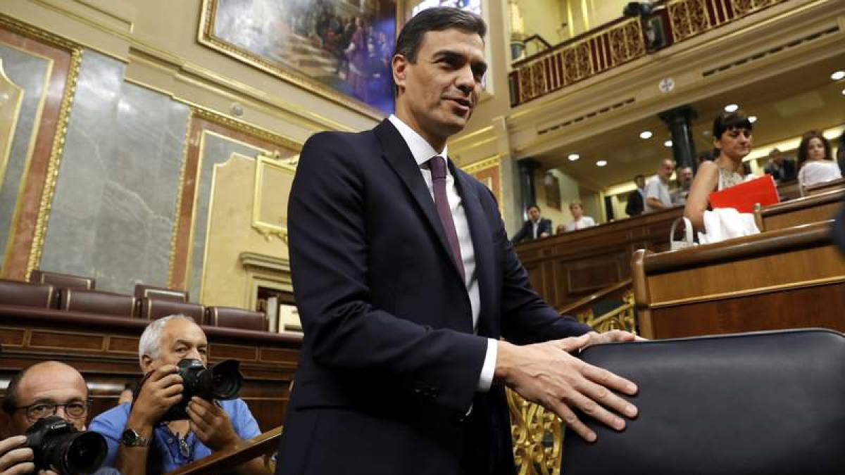 El jefe del Ejecutivo, Pedro Sánchez, compareció a petición propia en el Congreso, en un pleno extraordinario para informar de su programa de Gobierno y dar cuenta de sus planes. KIKO HUESCA