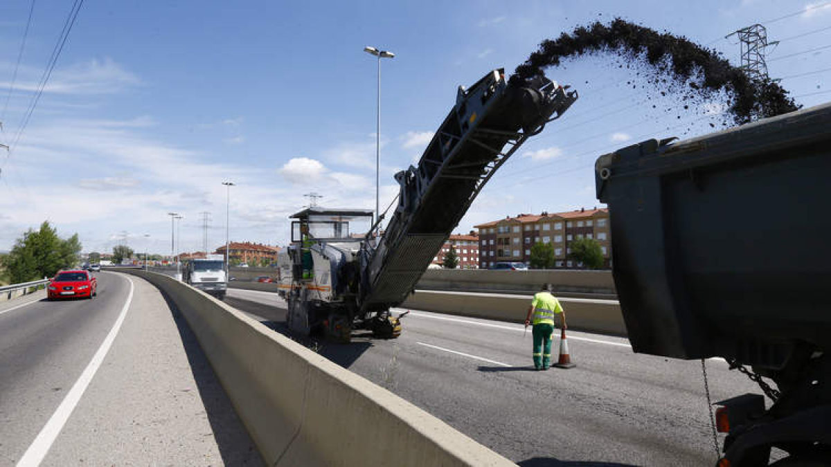Trabajos de asfaltado ejecutados a primera hora de la mañana de ayer en la ronda.