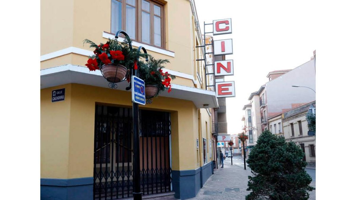 La piscina, el polideportivo, el espacio para caravanas y los parques se unen al comercio local y a la amplia gama de hostelería y restauración para ofrecer al visitante una escapada llena de ocio y diversión. Santa María cuenta también con una senda pase
