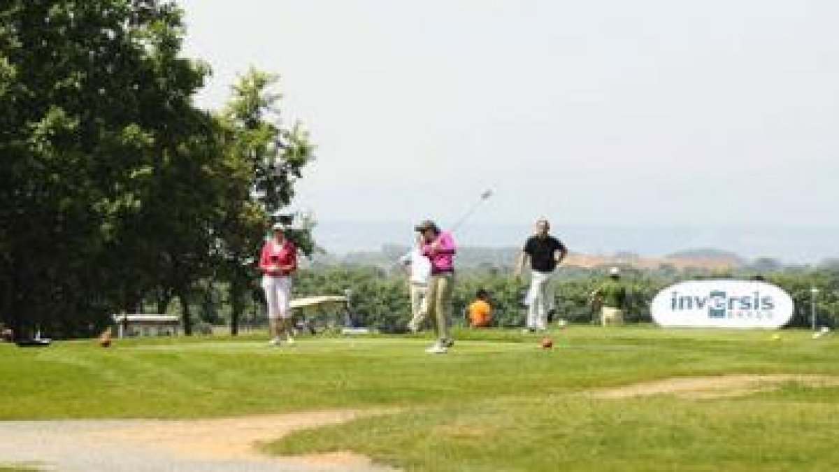 El torneo de Inversis Banco reunió ayer a 120 jugadores en el León Club de Golf.