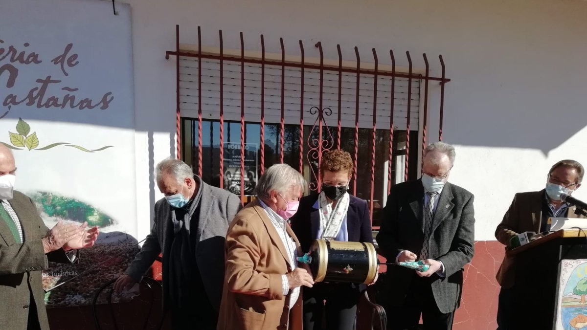 Beatriz Escudero recoge el título de 'Castañera Mayor del BIerzo. M. C. C.