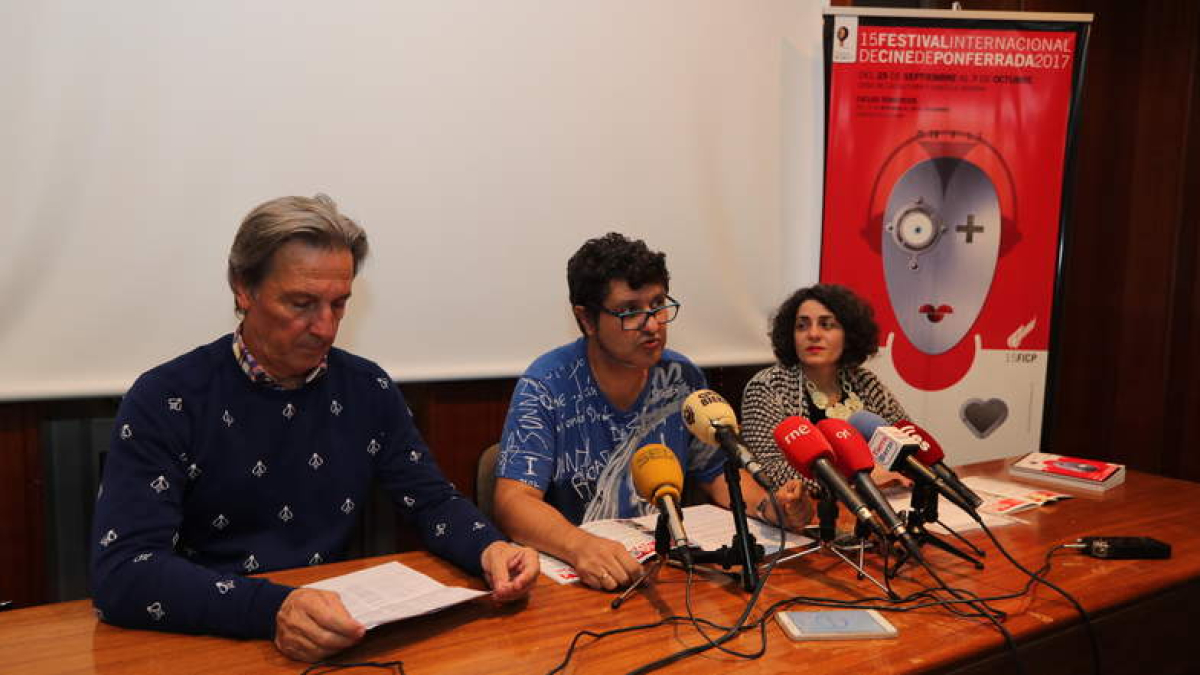 Pedro Muñoz, Antonio Donís y Isabel Trinidad, en la presentación de la sección ‘Con Igualdad’. L. DE LA MATA