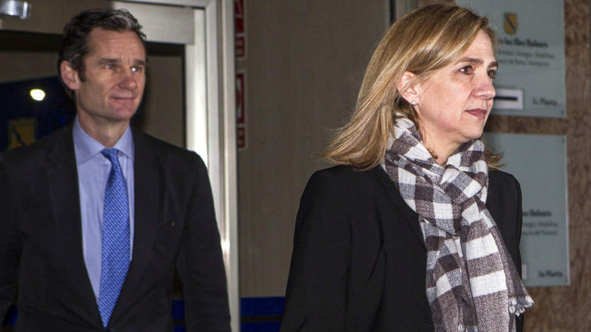 Urdangarín y su mujer, la infanta Cristina, a la salida del lugar donde se celebra el juicio. CATI CLADERA