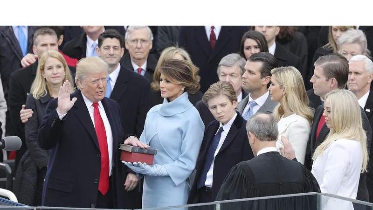 Trump jura su cargo como presidente de EE UU sobre dos biblias, una de su propiedad y otra que usó Abraham Lincoln en su primera toma de posesión. JUSTIN LANE