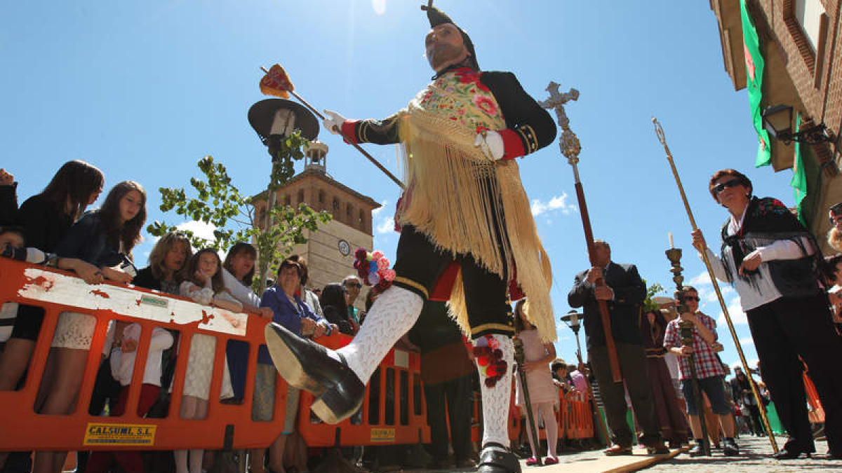 El ritmo del lento taconeo del centurión romano guió la tradicional procesión hasta la iglesia del Arrabal.