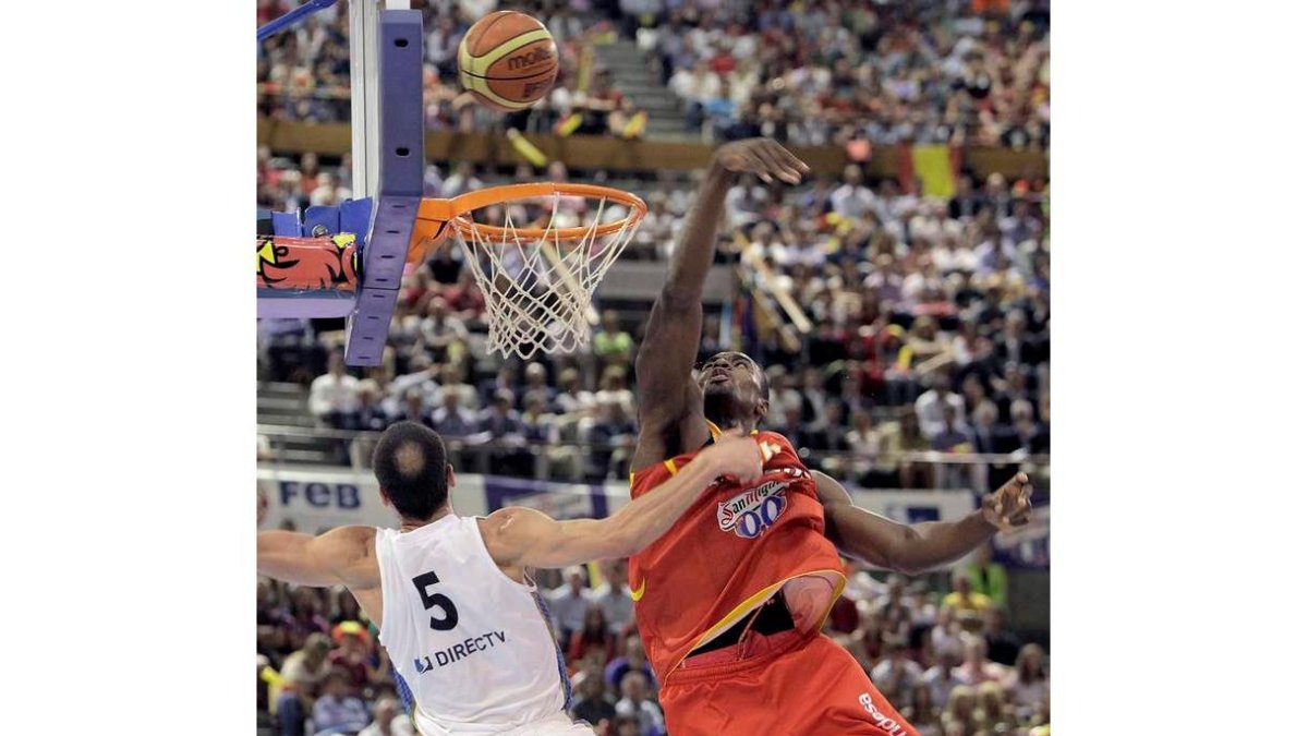 Ibaka ejecuta un mate ante la presencia de Ginobili.