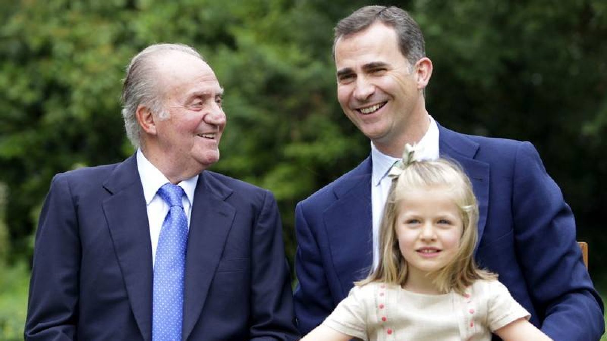 Don Juan Carlos, don Felipe y la infanta Leonor