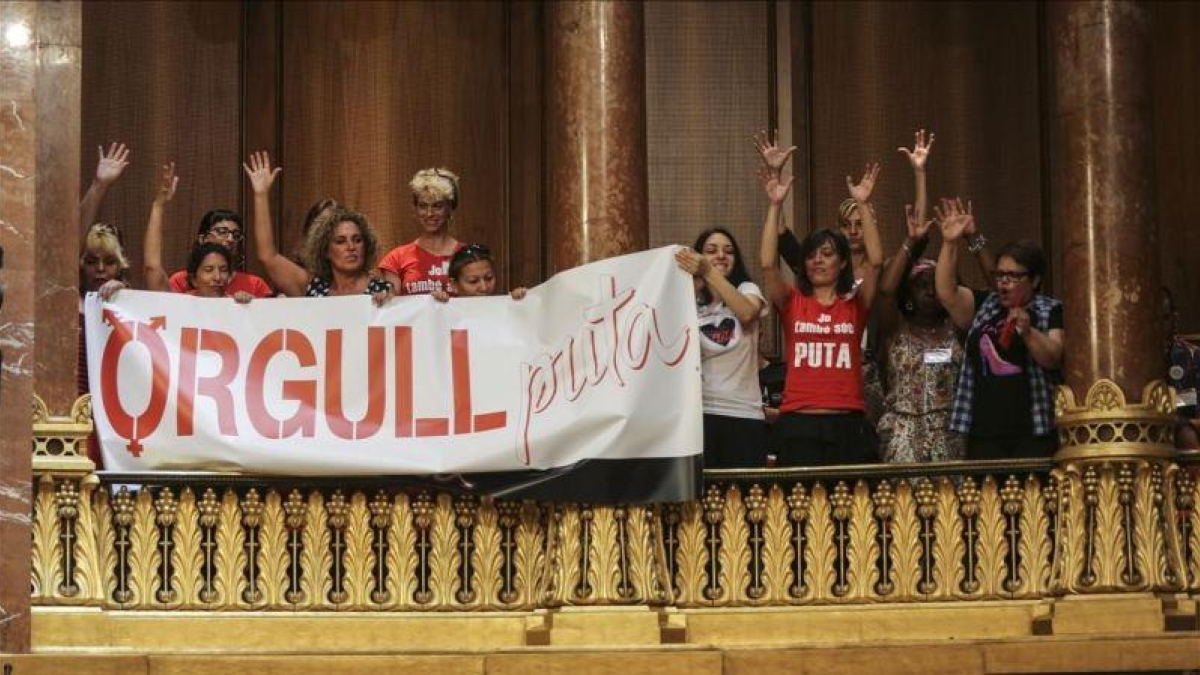Un grupo de prostitutas exhiben en el pleno del Ayuntamiento de Barcelona pancartas en defensa de su actividad.
