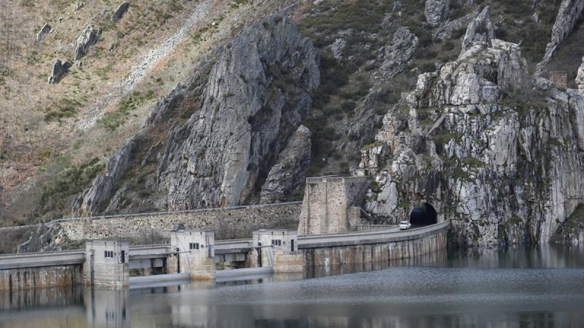 Situación del pantano de Luna, a rebosar