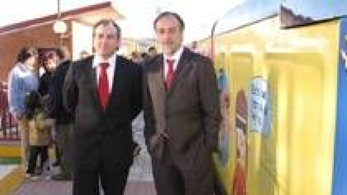 Nicanor Sen y Dimas Sañudo, en la visita al tren de la diversidad