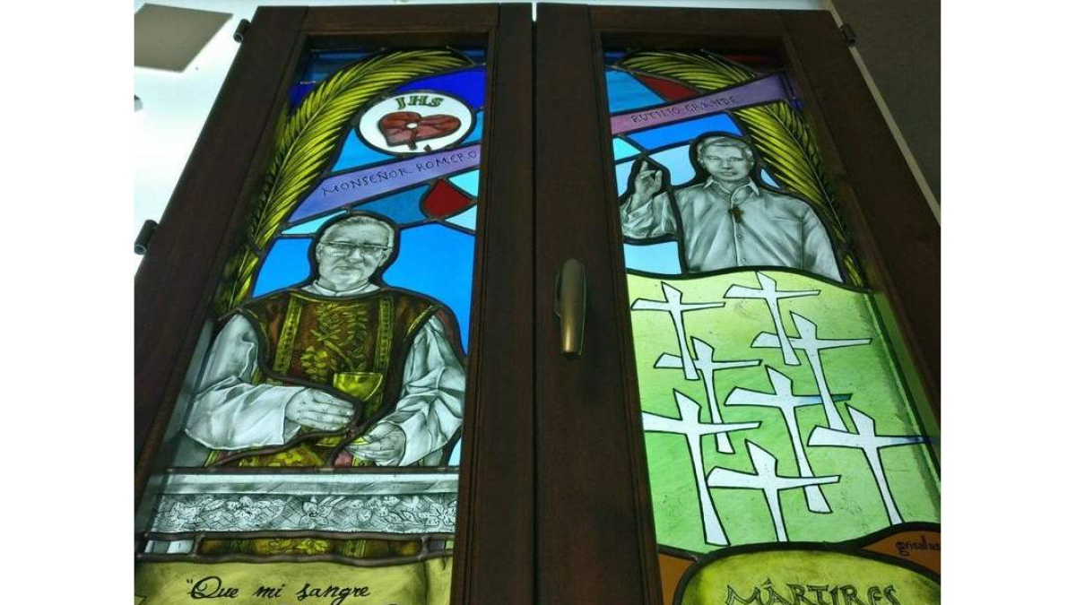 El ventanal de homenaje a Romero y las otras vidrieras ha sido realizadas por Grisallas. S, BERNARDO