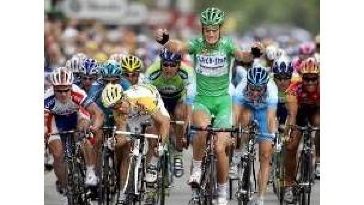 Boonen ganó la etapa mientras McEwen embestía a otro a su izquierda
