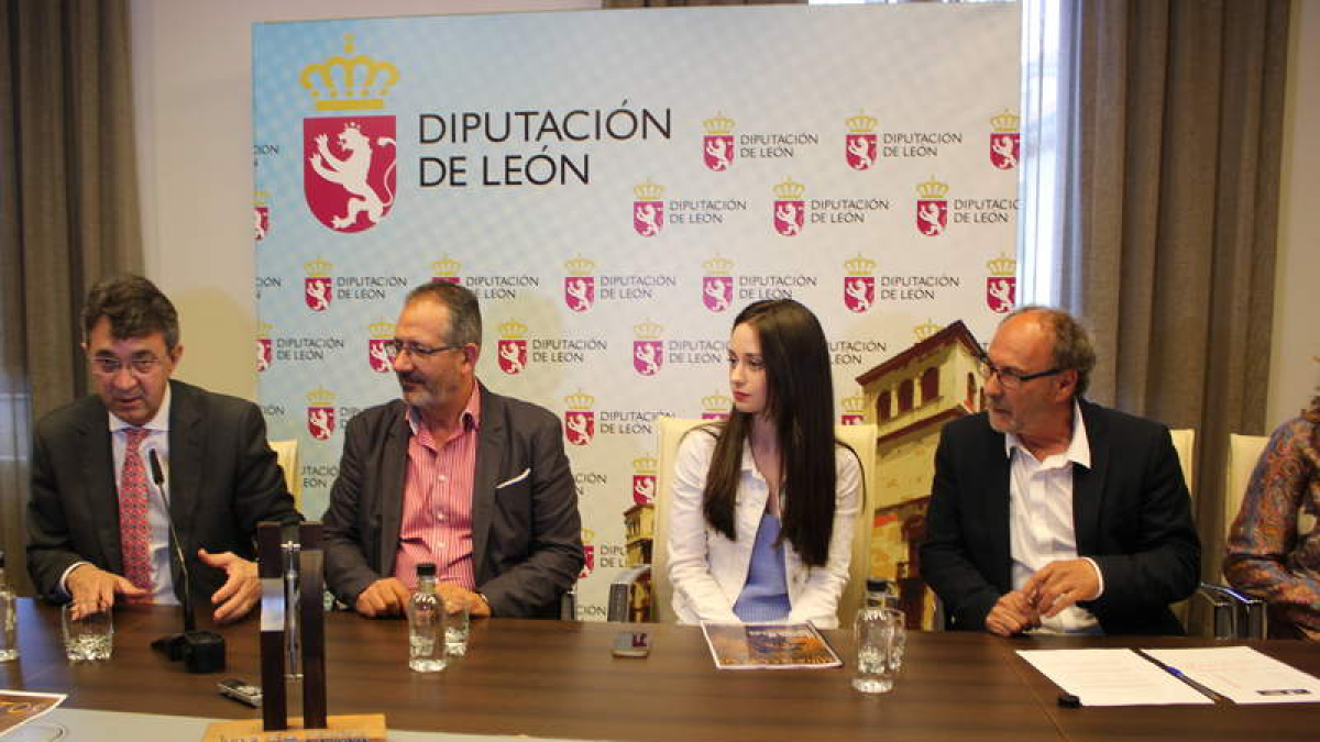 Representantes políticos y del festival flanquean a la actriz aragonesa Elena Rivera. RAMIRO