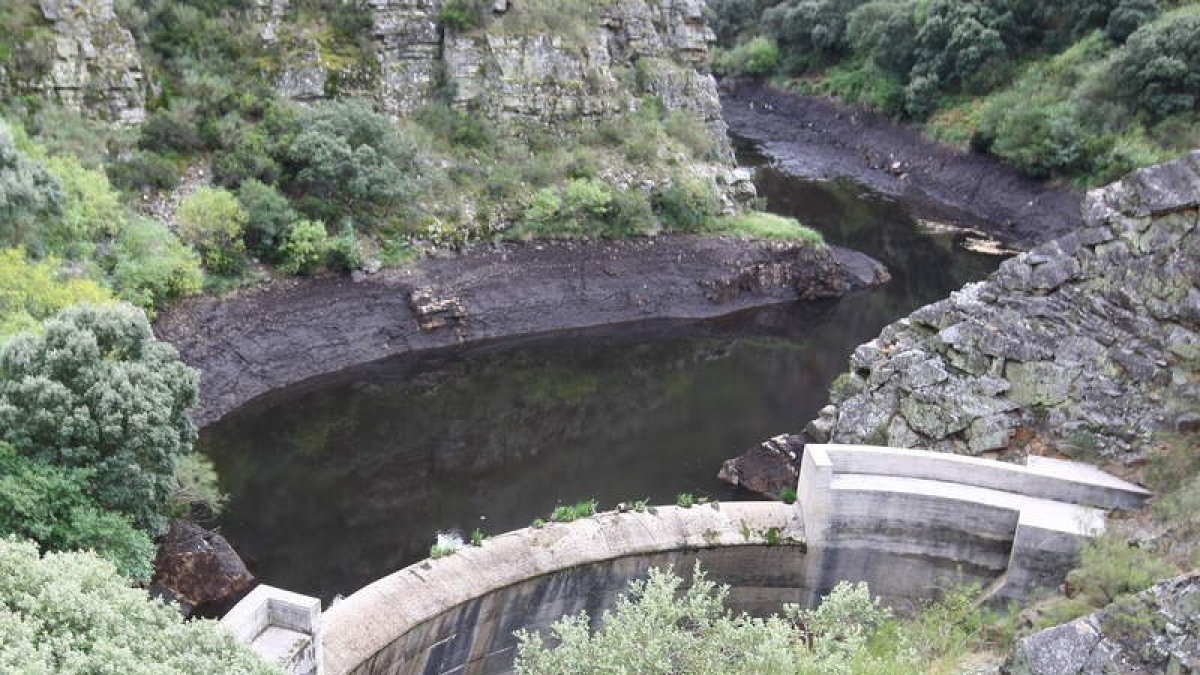La presa de San Facundo (Torre del Bierzo) en una imagen de archivo. L. DE LA MATA