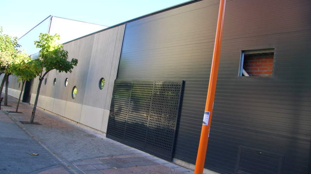 El pabellón, ubicado dentro del patio del colegio público, servirá para dar servicio deportivo a todo el entorno.